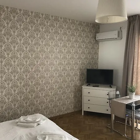 Апартаменты Downtown With Balcony & Optional Garage & Restaurant In The Building