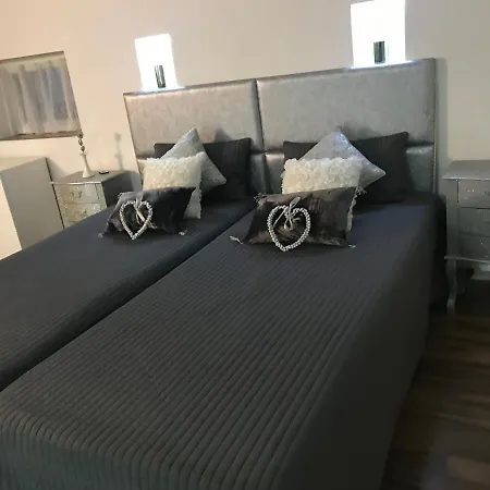 Black And White Apartman