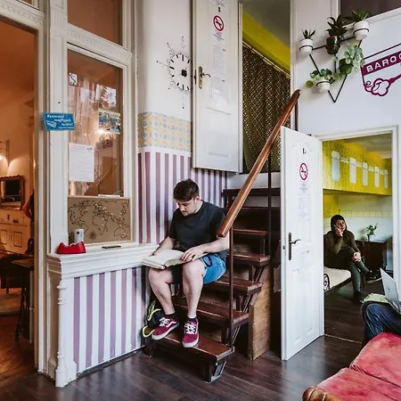 Hostel Baroque & Coworking *