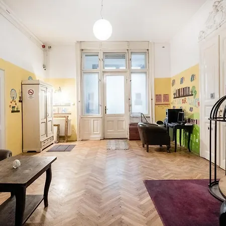 Baroque & Coworking Hostel