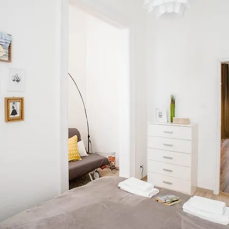 Comfy, Renewed 3 Bedroom In Center Apartment