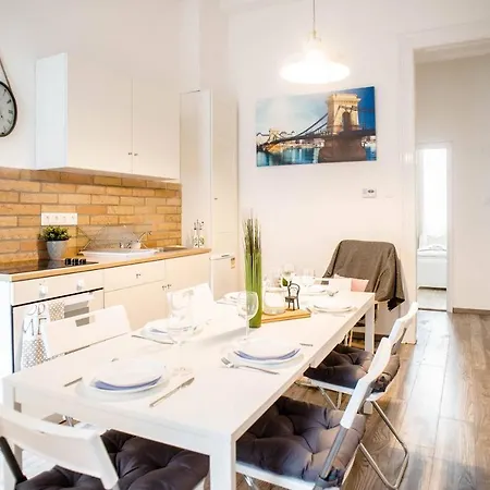 Comfy, Renewed 3 Bedroom In Center Apartment *