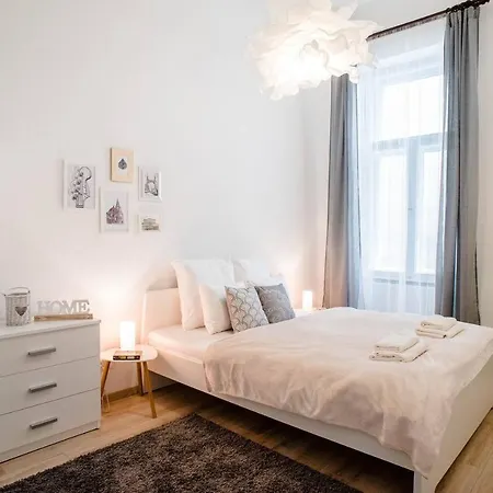 Comfy, Renewed 3 Bedroom In Center Apartment