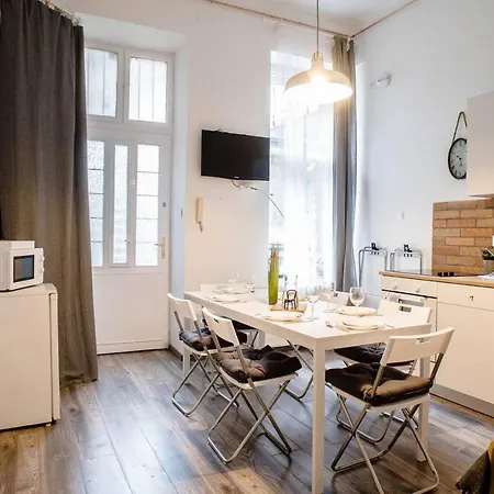 Apartment Comfy, Renewed 3 Bedroom In Center Budapest