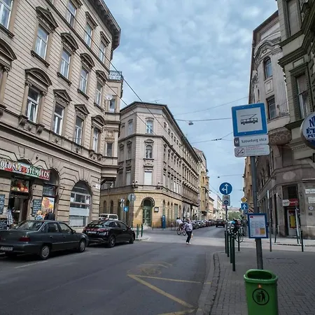 Apartment Comfy, Renewed 3 Bedroom In Center Budapest