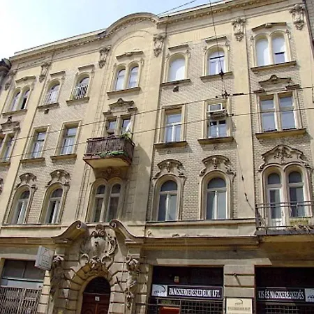 Comfy, Renewed 3 Bedroom In Center Apartment