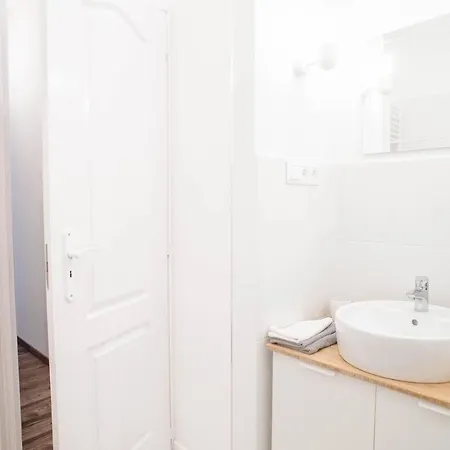 Comfy, Renewed 3 Bedroom In Center *