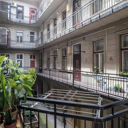Apartment Comfy, Renewed 3 Bedroom In Center