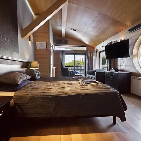 Apartment Vogue Boat