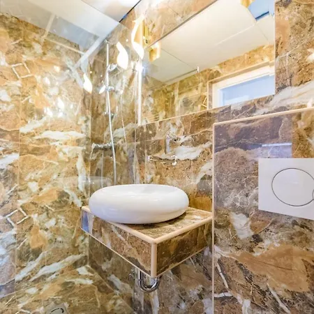 Enzo Capo Jacuzzi * Budapest