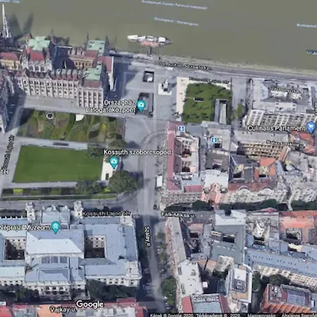And Cozy Next To The Parliament * Budapeste