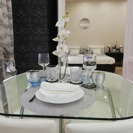 Pannonia Center Deluxe Apartman *