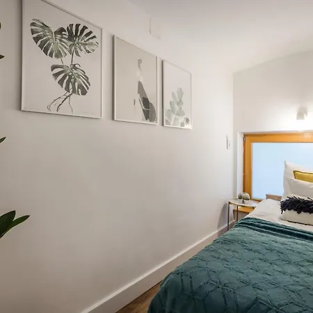 Apartment Colorful Designer In The Heart Of