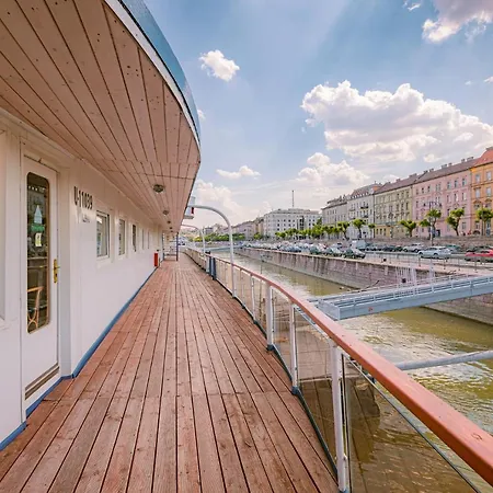Grand Jules - Boat Botel