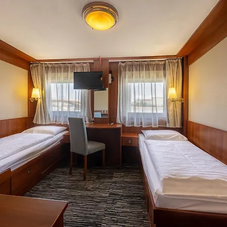 Grand Jules - Boat Botel 3*