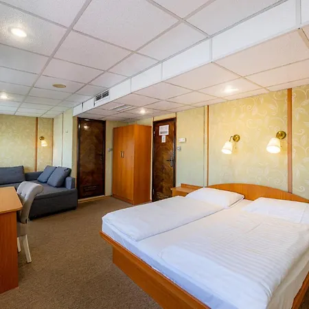 Grand Jules - Boat Botel