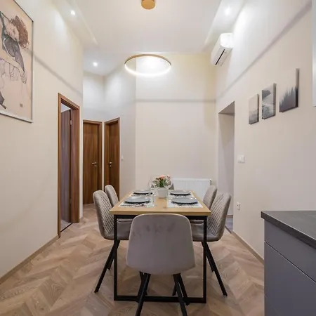 3 Bedrooms Bright Flat In The Heart Of The -free Parking Need Reservation Budapest