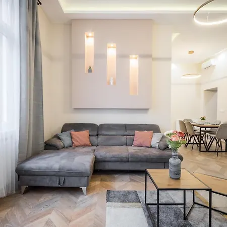 3 Bedrooms Bright Flat In The Heart Of The -free Parking Need Reservation Apartment