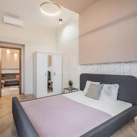 Apartment 3 Bedrooms Bright Flat In The Heart Of The -free Parking Need Reservation