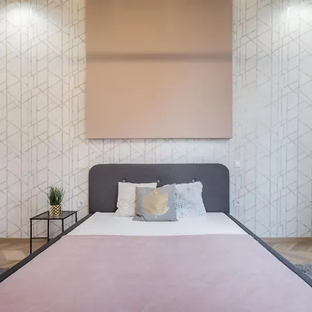 3 Bedrooms Bright Flat In The Heart Of The -free Parking Need Reservation * Budapest