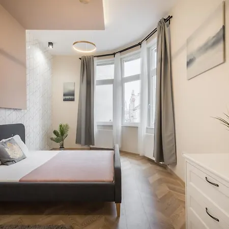 3 Bedrooms Bright Flat In The Heart Of The -free Parking Need Reservation Budapest