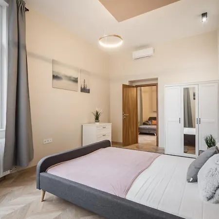 Apartment 3 Bedrooms Bright Flat In The Heart Of The -free Parking Need Reservation