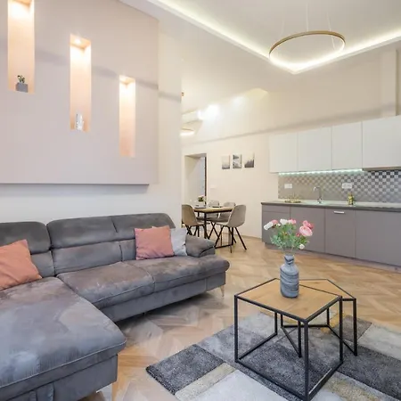 3 Bedrooms Bright Flat In The Heart Of The -free Parking Need Reservation