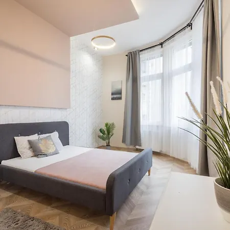 Apartment 3 Bedrooms Bright Flat In The Heart Of The -free Parking Need Reservation *