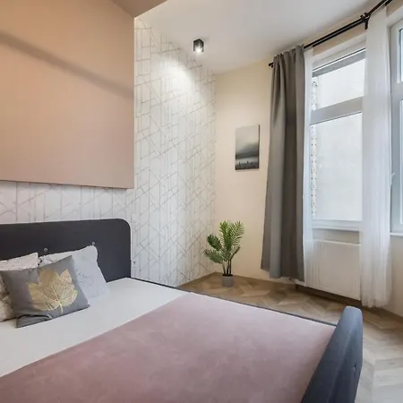Apartment 3 Bedrooms Bright Flat In The Heart Of The -free Parking Need Reservation Budapest