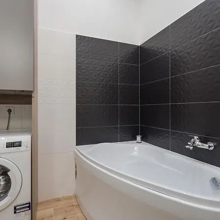 Apartment 3 Bedrooms Bright Flat In The Heart Of The -free Parking Need Reservation