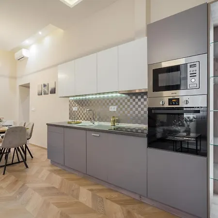 3 Bedrooms Bright Flat In The Heart Of The -free Parking Need Reservation Apartment *