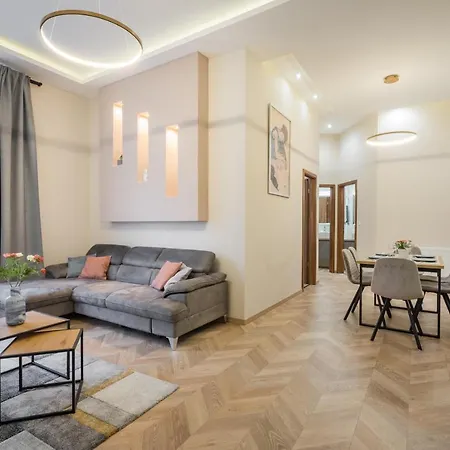 3 Bedrooms Bright Flat In The Heart Of The -free Parking Need Reservation