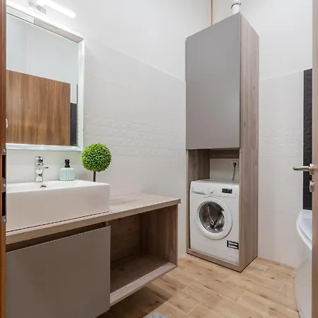 3 Bedrooms Bright Flat In The Heart Of The -free Parking Need Reservation Apartment Budapest