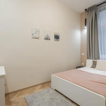 3 Bedrooms Bright Flat In The Heart Of The -free Parking Need Reservation