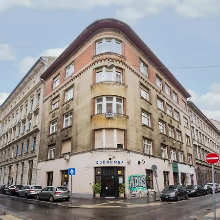 3 Bedrooms Bright Flat In The Heart Of The -free Parking Need Reservation Budapest