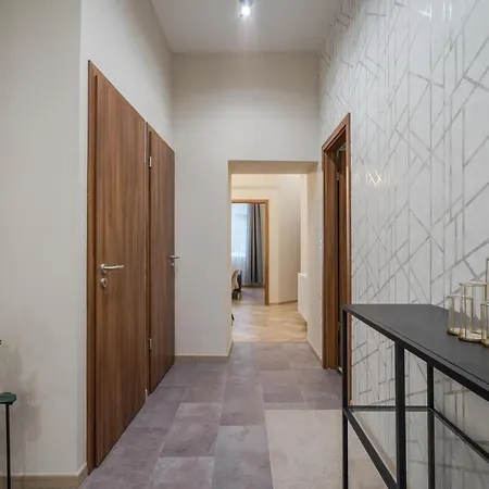 Apartment 3 Bedrooms Bright Flat In The Heart Of The -free Parking Need Reservation *