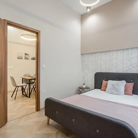Apartment 3 Bedrooms Bright Flat In The Heart Of The -free Parking Need Reservation *