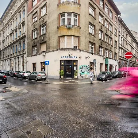 Apartment 3 Bedrooms Bright Flat In The Heart Of The -free Parking Need Reservation *
