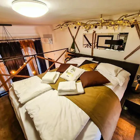 Rustic Flat With Perfect Location Apartment