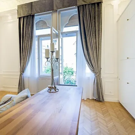 Bpr The Golden Astoria With Balcony And A/c Appartement *