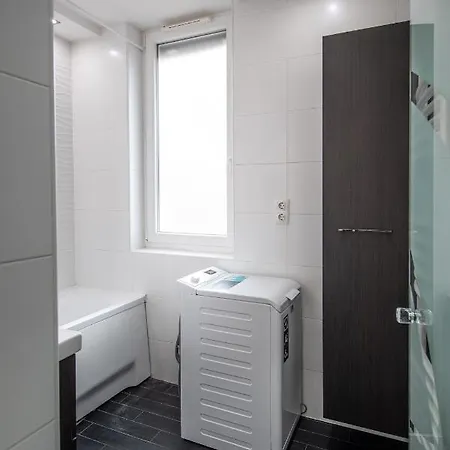Spacious 3-room With Free Parking *