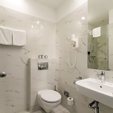 Hotel Roombach Center 3*