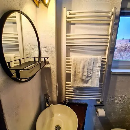 Rustic Flat With Perfect Location