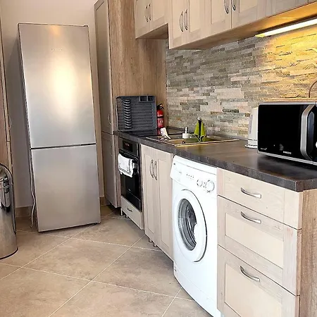 Full 2bdr Garden House Near To Downtown Metro Free Parking