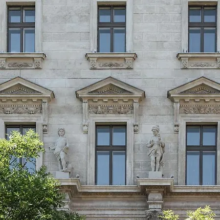 Hotel Oktogon Haggenmacher By Continental Group 4*