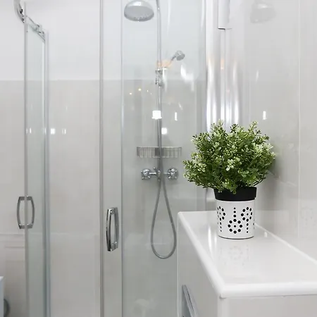 Luxurious At Center Apartment *