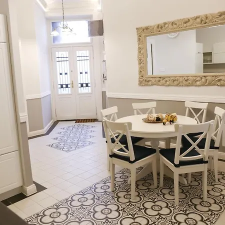 Luxurious At Center Apartment Budapest
