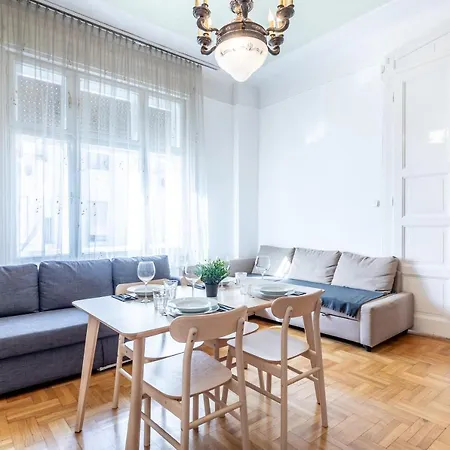 Huge In The Center Apartment *