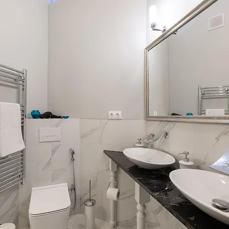 Designer Luxury In The Jewish Quarter *
