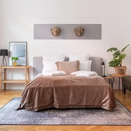 Style & Harmony In The Absolute Center Of